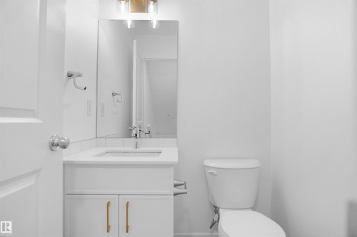 43 1009 Cy Becker Road, Edmonton, AB - Indoor Photo Showing Bathroom