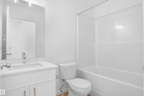 43 1009 Cy Becker Road, Edmonton, AB - Indoor Photo Showing Bathroom