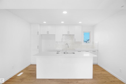 4 29 Airport Road, Edmonton, AB - Indoor Photo Showing Kitchen With Upgraded Kitchen