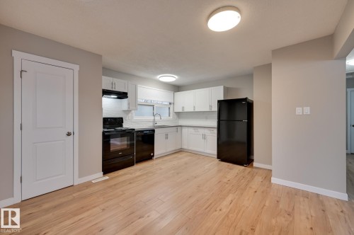 14903 77 Street, Edmonton, AB - Indoor Photo Showing Kitchen