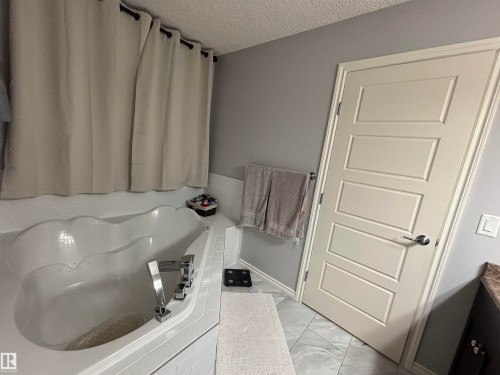 6105 17A Avenue, Edmonton, AB - Indoor Photo Showing Bathroom