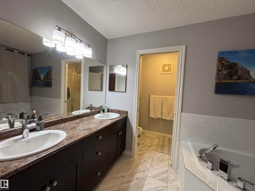 6105 17A Avenue, Edmonton, AB - Indoor Photo Showing Bathroom