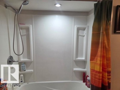 633 Willow Court, Edmonton, AB - Indoor Photo Showing Bathroom