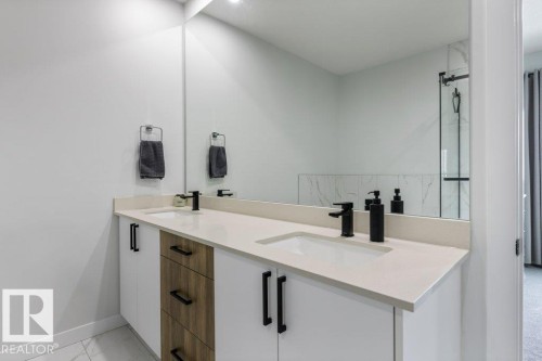 6464 King Wynd, Edmonton, AB - Indoor Photo Showing Bathroom