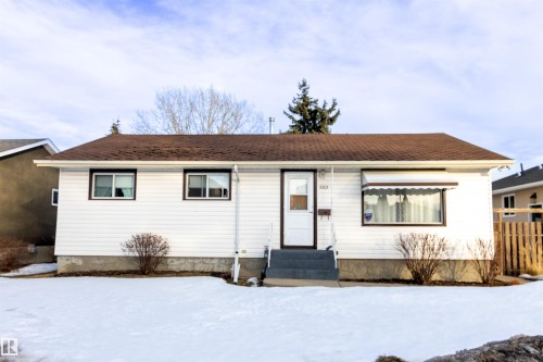 Ranch-style home with entry steps and roof with shingles - 9305 151 Street, Edmonton, AB - Outdoor