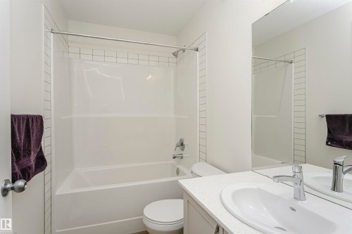 Full bathroom with vanity and bathtub / shower combination - 5111 Kinney Way Sw, Edmonton, AB - Indoor Photo Showing Bathroom