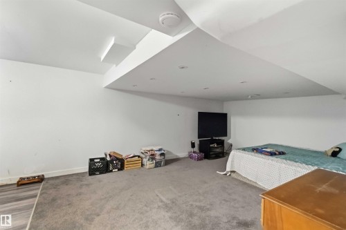 Bonus room featuring carpet and baseboards - 11615 150 Avenue, Edmonton, AB - Indoor
