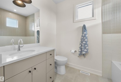 4183 Cameron Heights Point(E), Edmonton, AB - Indoor Photo Showing Bathroom