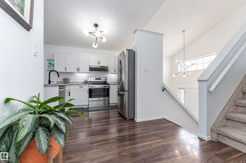 58 Durocher Street, St. Albert, AB - Indoor Photo Showing Kitchen With Stainless Steel Kitchen