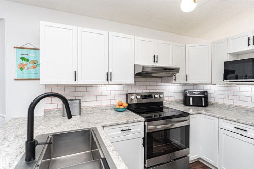 58 Durocher Street, St. Albert, AB - Indoor Photo Showing Kitchen With Upgraded Kitchen