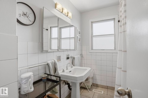 10840 74 Avenue, Edmonton, AB - Indoor Photo Showing Bathroom