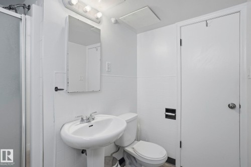 10840 74 Avenue, Edmonton, AB - Indoor Photo Showing Bathroom