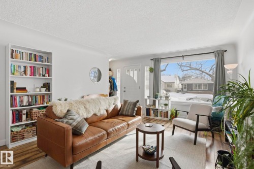 10840 74 Avenue, Edmonton, AB - Indoor Photo Showing Living Room
