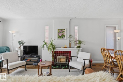 10840 74 Avenue, Edmonton, AB - Indoor Photo Showing Living Room