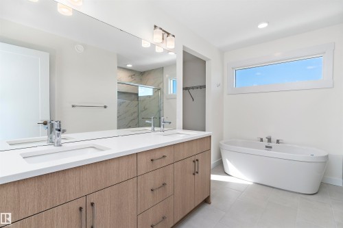 1083 Cristall Crescent, Edmonton, AB - Indoor Photo Showing Bathroom