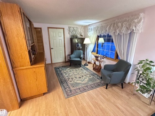 5309 51 Street, Jarvie, AB - Indoor Photo Showing Living Room