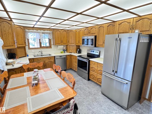 5309 51 Street, Jarvie, AB - Indoor Photo Showing Kitchen With Double Sink