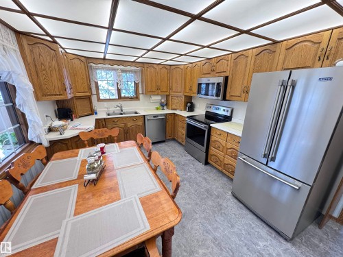 5309 51 Street, Jarvie, AB - Indoor Photo Showing Kitchen With Double Sink