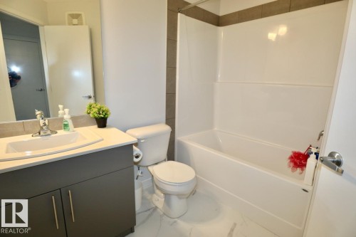 8741 Carson Way Sw, Edmonton, AB - Indoor Photo Showing Bathroom