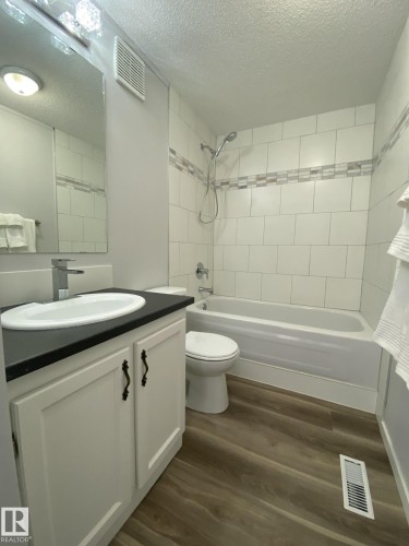 56 Westview Boulevard Boulevard, Edmonton, AB - Indoor Photo Showing Bathroom