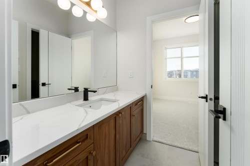 7077 Kiviaq Crescent, Edmonton, AB - Indoor Photo Showing Bathroom