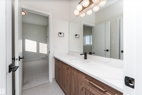 7077 Kiviaq Crescent, Edmonton, AB - Indoor Photo Showing Bathroom