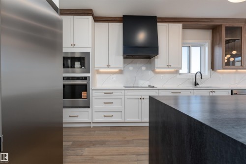 7077 Kiviaq Crescent, Edmonton, AB - Indoor Photo Showing Kitchen With Upgraded Kitchen