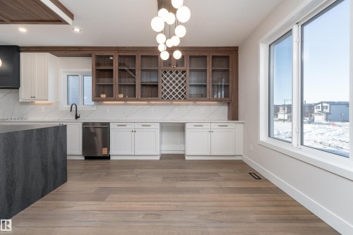 7077 Kiviaq Crescent, Edmonton, AB - Indoor Photo Showing Kitchen