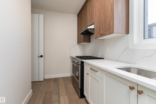 7077 Kiviaq Crescent, Edmonton, AB - Indoor Photo Showing Kitchen