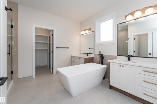 7077 Kiviaq Crescent, Edmonton, AB - Indoor Photo Showing Bathroom