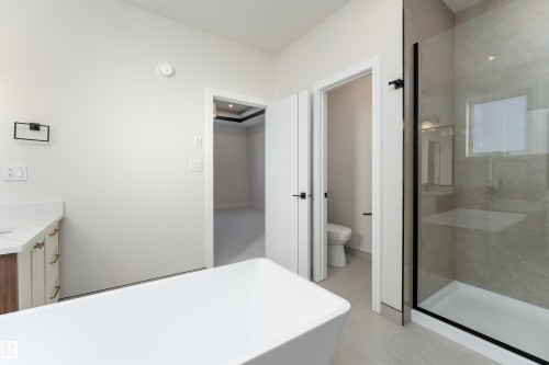 7077 Kiviaq Crescent, Edmonton, AB - Indoor Photo Showing Bathroom