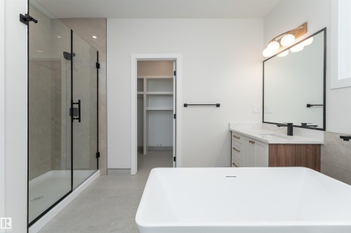 7077 Kiviaq Crescent, Edmonton, AB - Indoor Photo Showing Bathroom