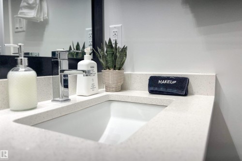 8040 Kiriak Link, Edmonton, AB - Indoor