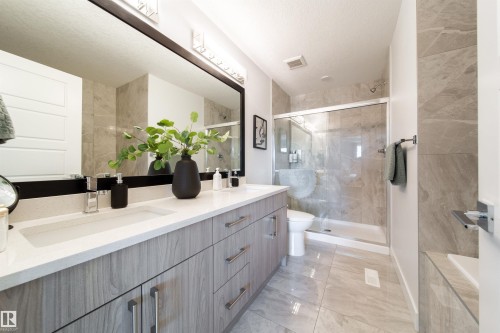 8040 Kiriak Link, Edmonton, AB - Indoor Photo Showing Bathroom