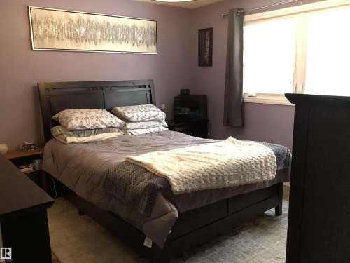 33 Arlington Drive, St. Albert, AB - Indoor Photo Showing Bedroom