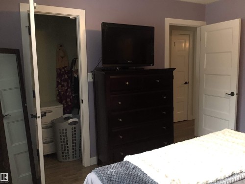 33 Arlington Drive, St. Albert, AB - Indoor Photo Showing Bedroom