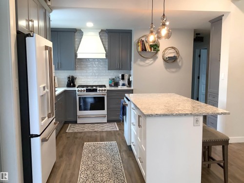33 Arlington Drive, St. Albert, AB - Indoor Photo Showing Kitchen With Upgraded Kitchen