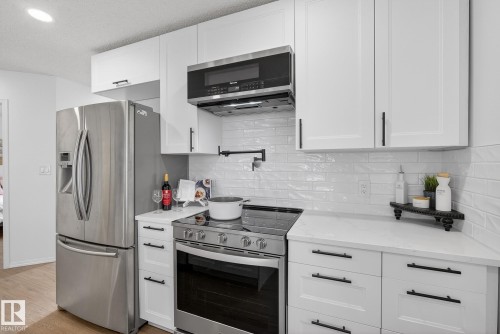 4503 149 Avenue, Edmonton, AB - Indoor Photo Showing Kitchen With Upgraded Kitchen