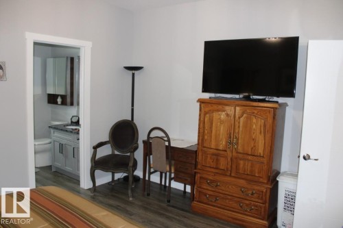 Sitting room with dark wood-style flooring - 22 6519 46 Street, Wetaskiwin, AB - Indoor Photo Showing Other Room