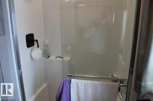 Bathroom with a shower stall - 22 6519 46 Street, Wetaskiwin, AB - Indoor Photo Showing Bathroom