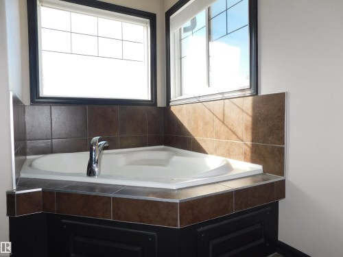 1239 Mckinney Crest, Edmonton, AB - Indoor Photo Showing Bathroom