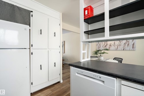 3207 107 Avenue, Edmonton, AB - Indoor Photo Showing Kitchen