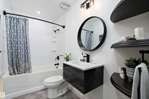3207 107 Avenue, Edmonton, AB - Indoor Photo Showing Bathroom