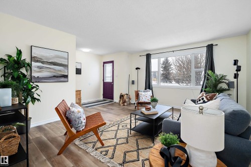 3207 107 Avenue, Edmonton, AB - Indoor Photo Showing Living Room