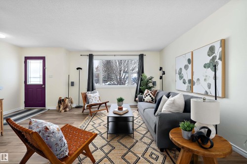3207 107 Avenue, Edmonton, AB - Indoor Photo Showing Living Room