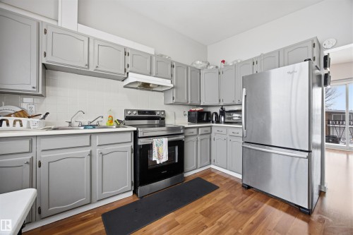 7918 121 Avenue, Edmonton, AB - Indoor Photo Showing Kitchen