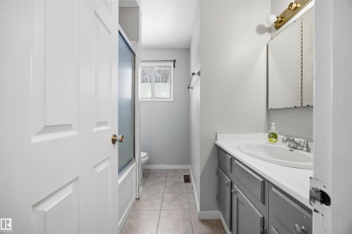 7918 121 Avenue, Edmonton, AB - Indoor Photo Showing Bathroom