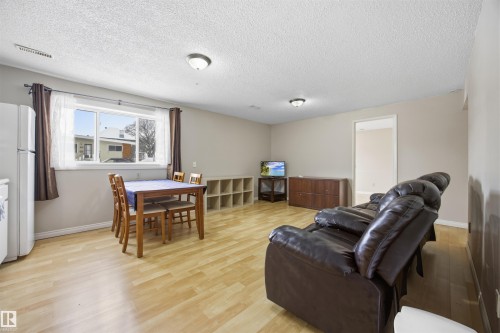 7918 121 Avenue, Edmonton, AB - Indoor