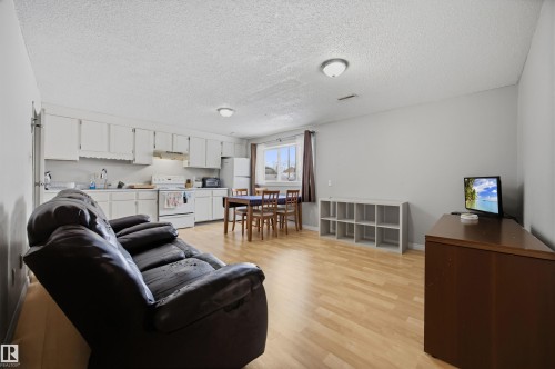 7918 121 Avenue, Edmonton, AB - Indoor