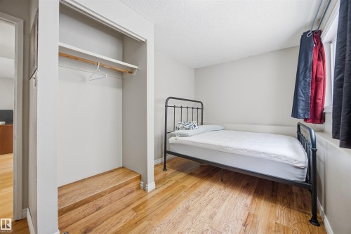 7918 121 Avenue, Edmonton, AB - Indoor Photo Showing Bedroom